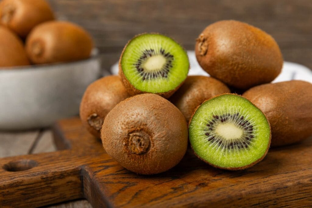 Mini kiwi można zjadać w całości, bez obierania.